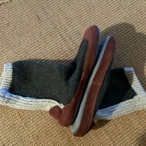 NWOT! Acorn wool blend knit slippers 9-10. Hard bottoms. Grey & lt grey w/brown